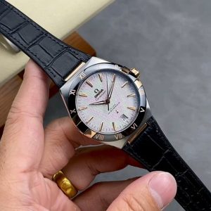 SBF VS Omega New Release - All-New Fifth Generation Constellation Series - 41mm 1. Genuine black ceramic bezel, not those electroplated versions flooding the market. 2. 41mm case size, perfect for both casual and business settings—versatile for any occasion. 3. Exclusive 8900 in-house movement, ensuring stable timekeeping, superior quality, and minimal servicing needs. The finest version of the new Omega Constellation—truly worthy of your collection.